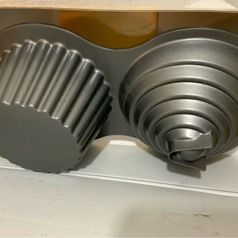 Wilton Giant Cupcake Pan Kitchen Bakeware Non Stick 10 Cup Mold - Picture 5 of 7